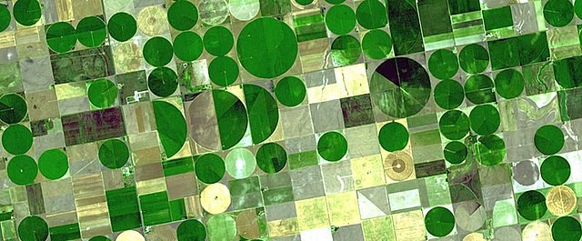 Irrigation_water_use_Centerpivot_irrigation_17858228815.jpg