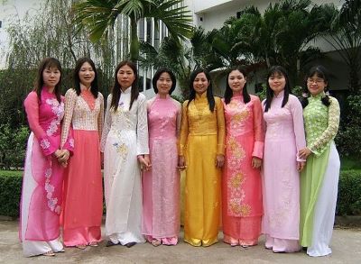 640pxAo_dai_le_hoi.jpg