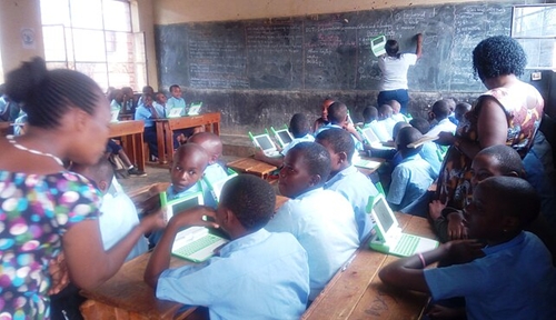 sOLPC_Laptops_at_school_in_Rwanda2.jpg